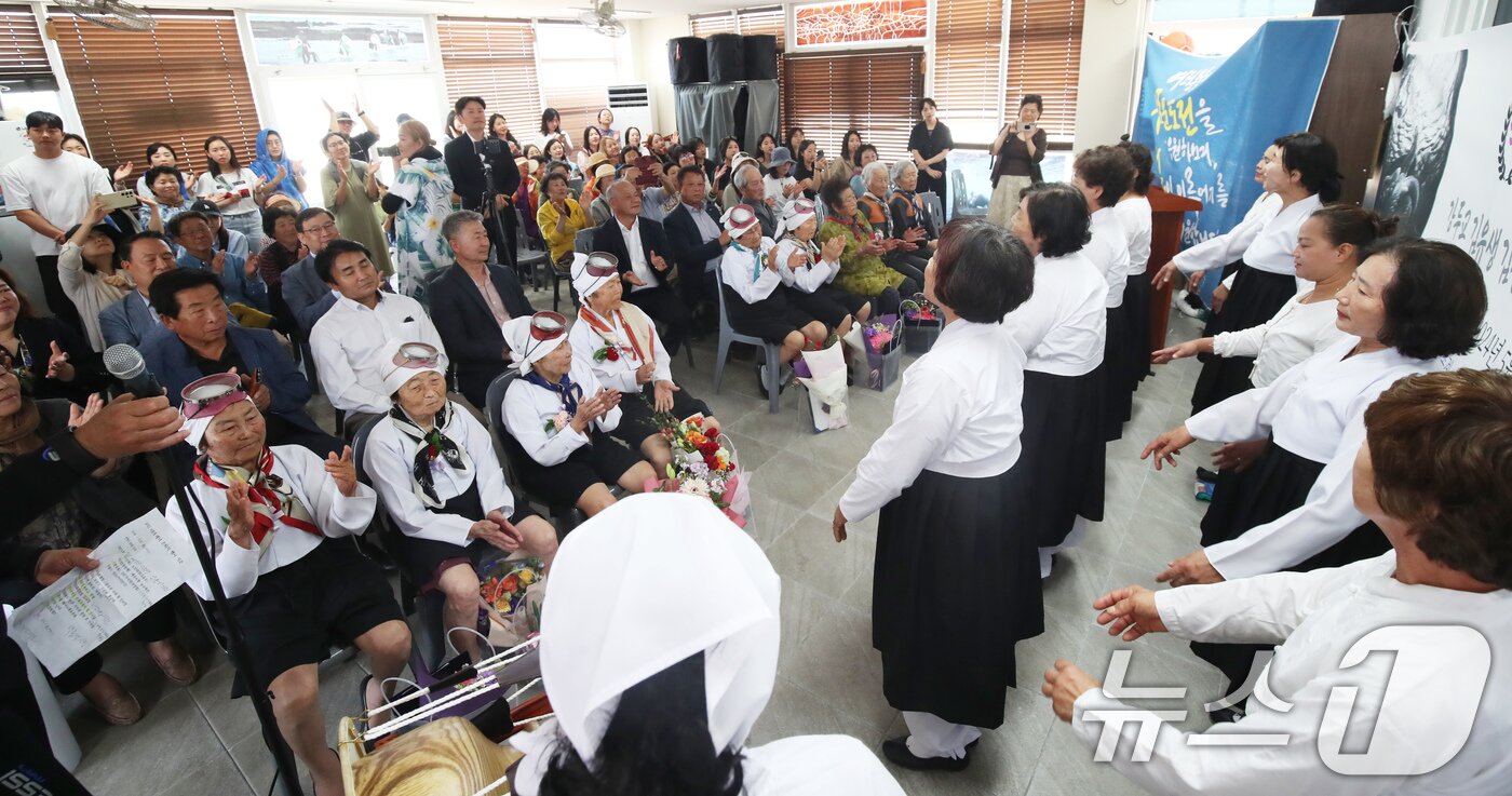 본문 이미지 - 25일 오후 제주시 한림읍 한수풀해녀학교에서 열린 제주해녀 은퇴식 '마지막 해녀노래보존회 합창단원들이 '해녀 아리랑'을 합창하고 있다. 2024.5.25/뉴스1 ⓒ News1 오현지 기자