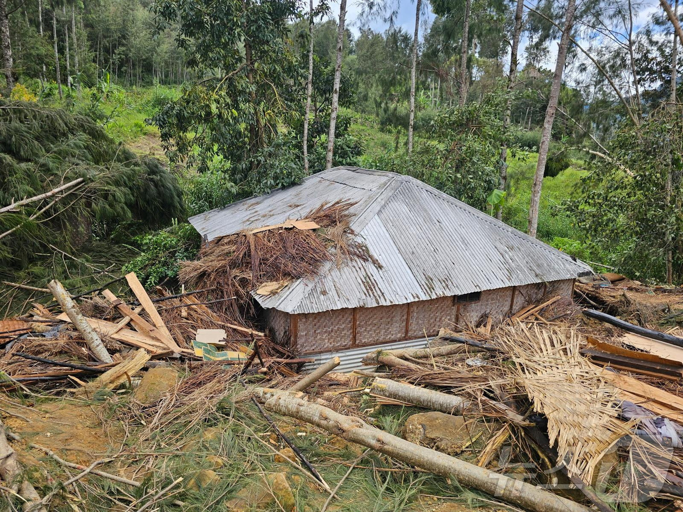 (말리프물리타카 로이터=뉴스1) 권진영 기자 = 24일(현지시간) 파푸아뉴기니 엥가주(州) 마이프 물리타카에서 산사태가 발생해 잔해가 한 주택의 지붕을 덮쳤다. 2024.05.24 …
