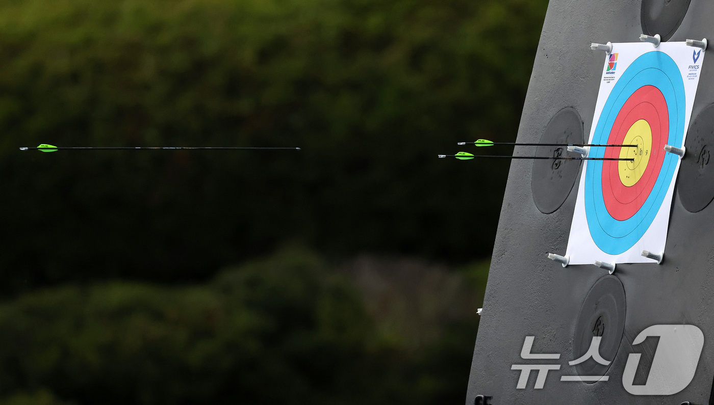 (예천=뉴스1) 이동해 기자 = 25일 경북 예천군 진호국제양궁장에서 열린 2024 현대 양궁 월드컵 2차 대회에서 선수들이 쏜 화살이 과녁에 만점을 기록하며 관중들의 눈을 즐겁게 …