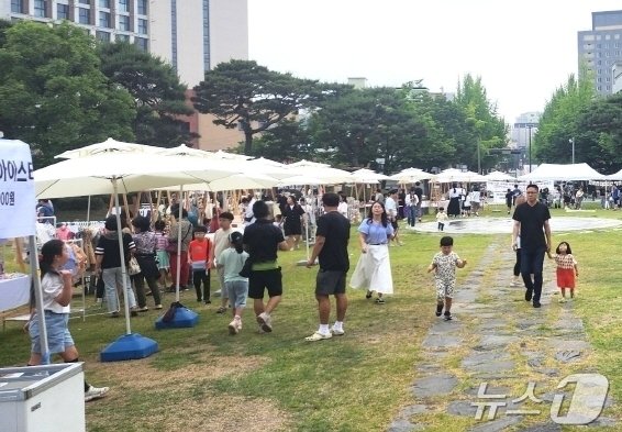 25일 전주시청 앞 노송광장에서 ‘제2회 전주 온가족 시민장터’가 개최됐다. 시는 지역공동체 활성화를 도모하고 이웃 간 마음을 나누는 소통의 장 마련을 위해 매년 ‘온가족 시민장터’를 개최하고 있다.&#40;전주시 제공&#41;/뉴스1