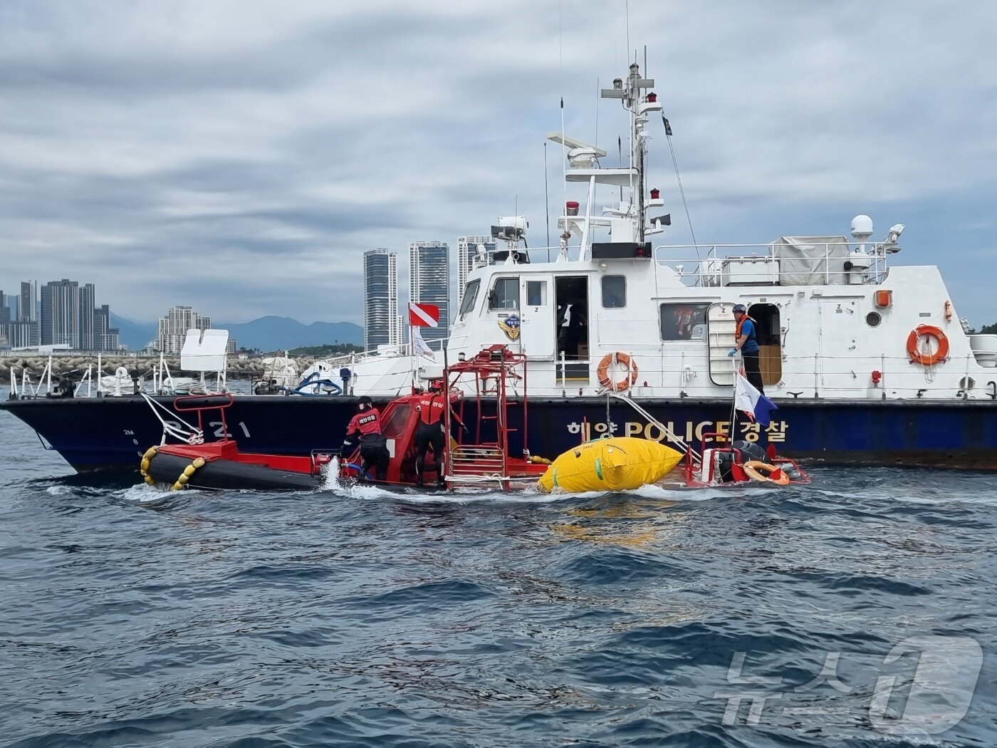 본문 이미지 - 침수 레저보트를 예인하는 해경.(속초해경 제공) 2024.5.25/뉴스1