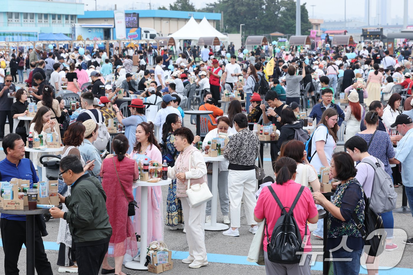 25일 오후 인천항 상상플랫폼에서 열린 제2회 1883 인천맥강파티에서 외국인 관광객들이 닭강정과 맥주를 즐기고 있다. 인천의 유명한 먹을거리인 닭강정과 함께 맥주를 즐길 수 있는 인천맥강파티는 외국인관광객을 유치하기 위해 마련됐다. 2024.5.25/뉴스1 ⓒ News1 신웅수 기자