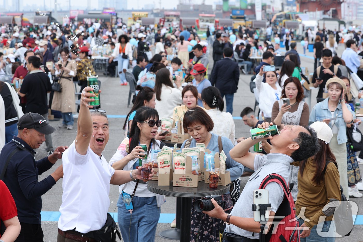 본문 이미지 - 25일 오후 인천항 상상플랫폼에서 열린 제2회 1883 인천맥강파티에서 외국인 관광객들이 닭강정과 맥주를 즐기고 있다. 인천의 유명한 먹을거리인 닭강정과 함께 맥주를 즐길 수 있는 인천맥강파티는 외국인관광객을 유치하기 위해 마련됐다. 2024.5.25/뉴스1 ⓒ News1 신웅수 기자