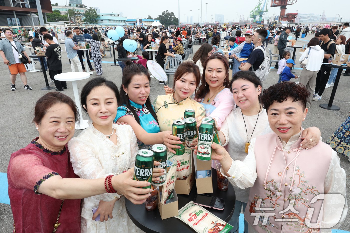 25일 오후 인천항 상상플랫폼에서 열린 제2회 1883 인천맥강파티에서 외국인 관광객들이 닭강정과 맥주를 즐기고 있다. 인천의 유명한 먹을거리인 닭강정과 함께 맥주를 즐길 수 있는 인천맥강파티는 외국인관광객을 유치하기 위해 마련됐다. 2024.5.25/뉴스1 ⓒ News1 신웅수 기자