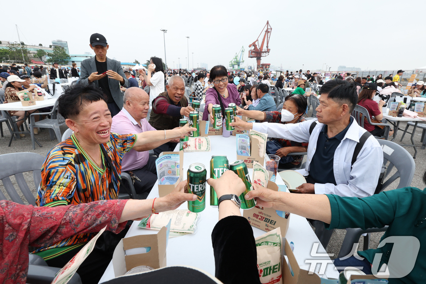 (인천=뉴스1) 신웅수 기자 = 25일 오후 인천항 상상플랫폼에서 열린 제2회 1883 인천맥강파티에서 외국인 관광객들이 닭강정과 맥주를 즐기고 있다.인천의 유명한 먹을거리인 닭강 …