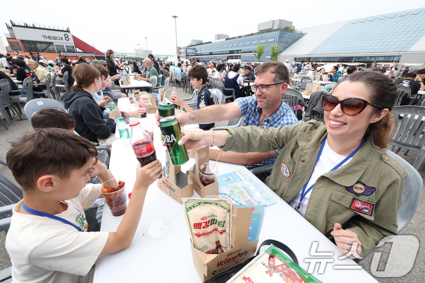 25일 오후 인천항 상상플랫폼에서 열린 제2회 1883 인천맥강파티에서 외국인 관광객들이 닭강정과 맥주를 즐기고 있다. 인천의 유명한 먹을거리인 닭강정과 함께 맥주를 즐길 수 있는 인천맥강파티는 외국인관광객을 유치하기 위해 마련됐다. 2024.5.25/뉴스1 ⓒ News1 신웅수 기자