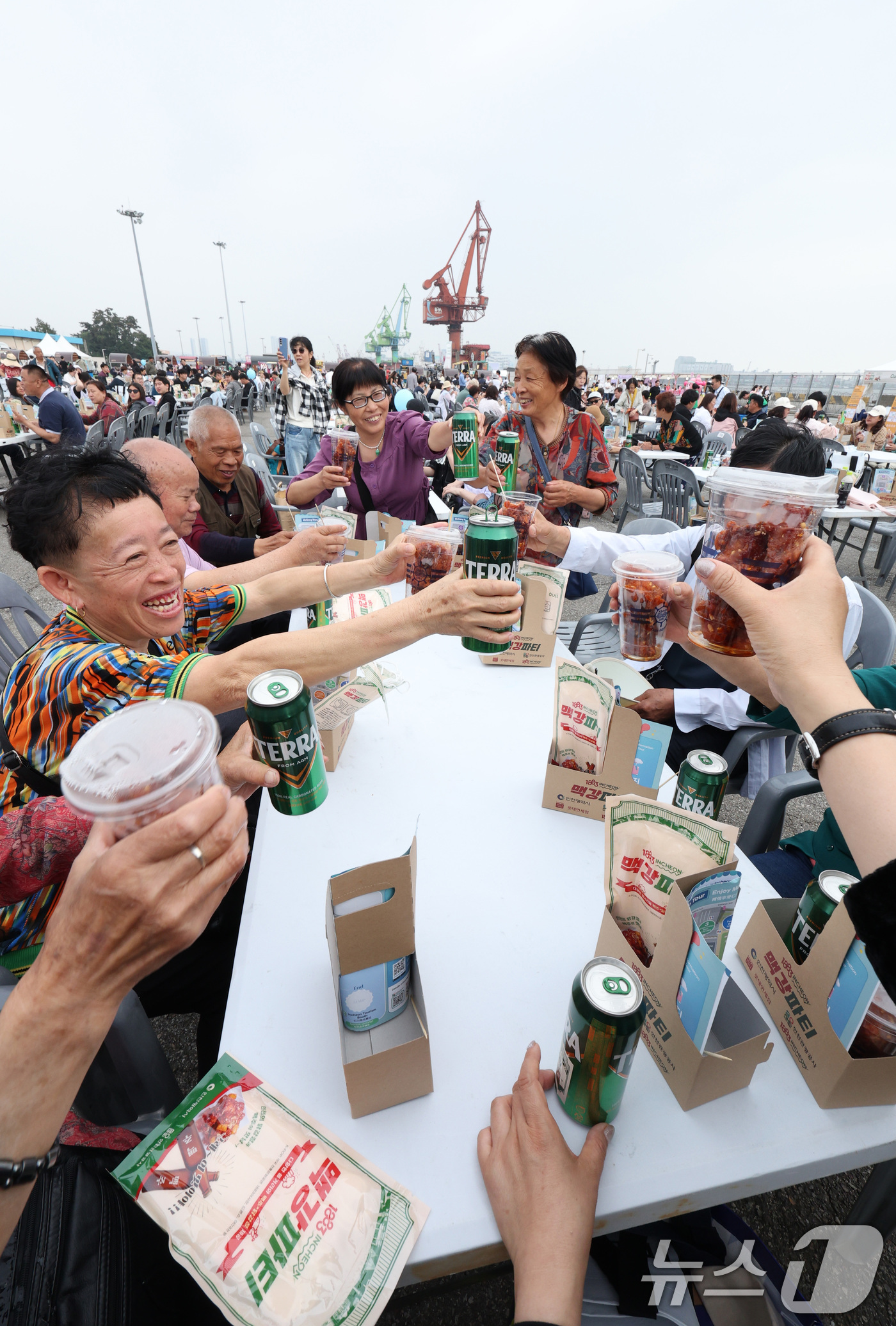 (인천=뉴스1) 신웅수 기자 = 25일 오후 인천항 상상플랫폼에서 열린 제2회 1883 인천맥강파티에서 외국인 관광객들이 닭강정과 맥주를 즐기고 있다.인천의 유명한 먹을거리인 닭강 …