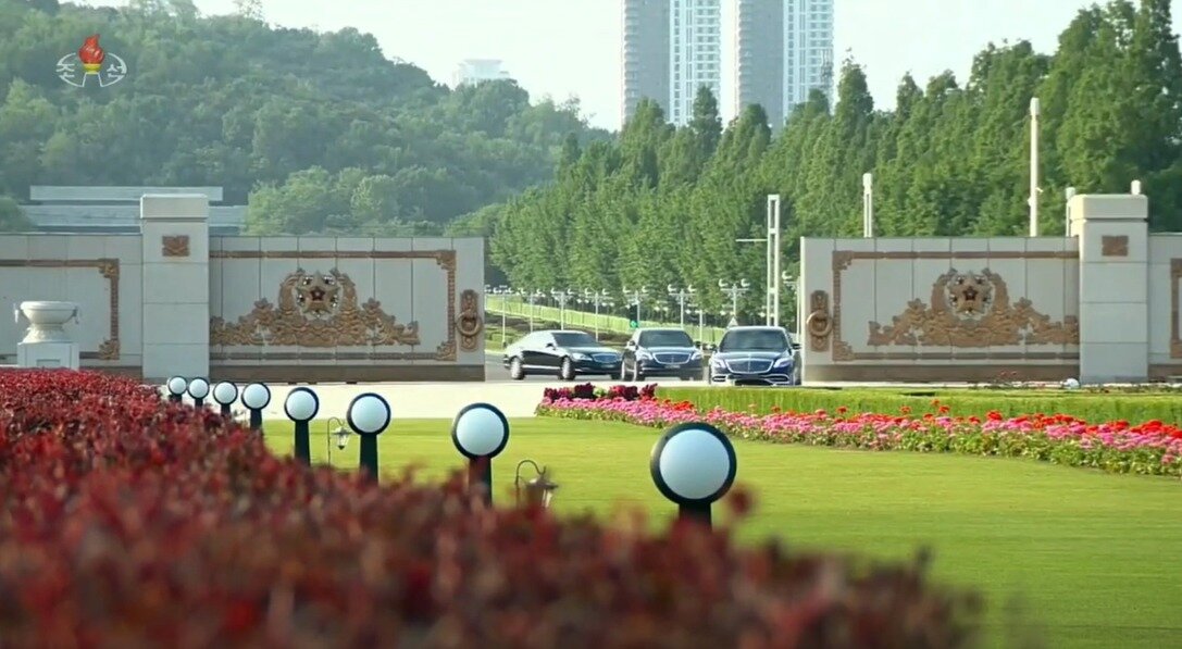 본문 이미지 - 사진촬영을 위해 금수산태양궁전을 찾은 김정은 총비서. 그가 탄 벤츠와 비슷한 차량 3대가 연이어서 등장하고 있다.  &#40;조선중앙TV 갈무리&#41;