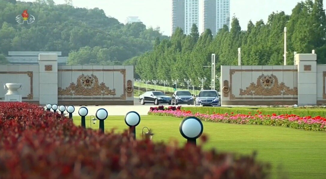 사진촬영을 위해 금수산태양궁전을 찾은 김정은 총비서. 그가 탄 벤츠와 비슷한 차량 3대가 연이어서 등장하고 있다.  &#40;조선중앙TV 갈무리&#41;