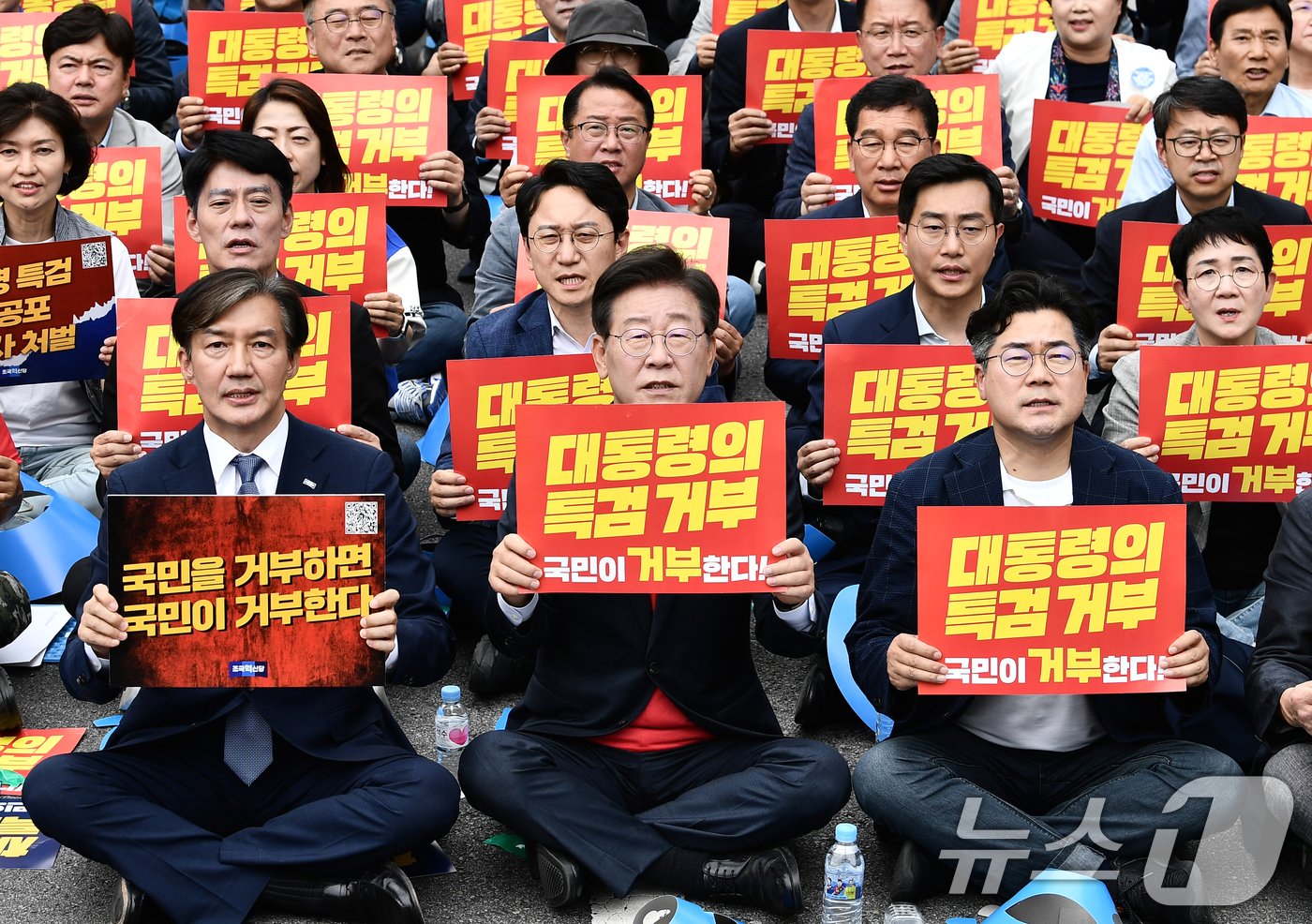 조국 조국혁신당 대표, 이재명 더불어민주당 대표, 박찬대 더불어민주당 원내대표&#40;왼쪽부터&#41;가 25일 오후 서울 중구 숭례문 인근에서 열린 범야당 및 시민사회 &#39;채상병 특검법 거부 규탄 및 통과 촉구 범국민대회&#39;에 참석해 구호를 외치고 있다. &#40;공동취재&#41; 2024.5.25/뉴스1 ⓒ News1 이승배 기자