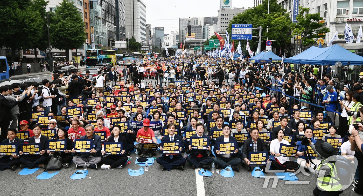 이재명 더불어민주당 대표, 조국 조국혁신당 대표를 비롯한 범야당 의원 및 시민들이 25일 오후 서울 중구 숭례문 인근에서 열린 범야당 및 시민사회 &#39;채상병 특검법 거부 규탄 및 통과 촉구 범국민대회&#39;에 참석해 구호를 외치고 있다. &#40;공동취재&#41; 2024.5.25/뉴스1 ⓒ News1 이승배 기자