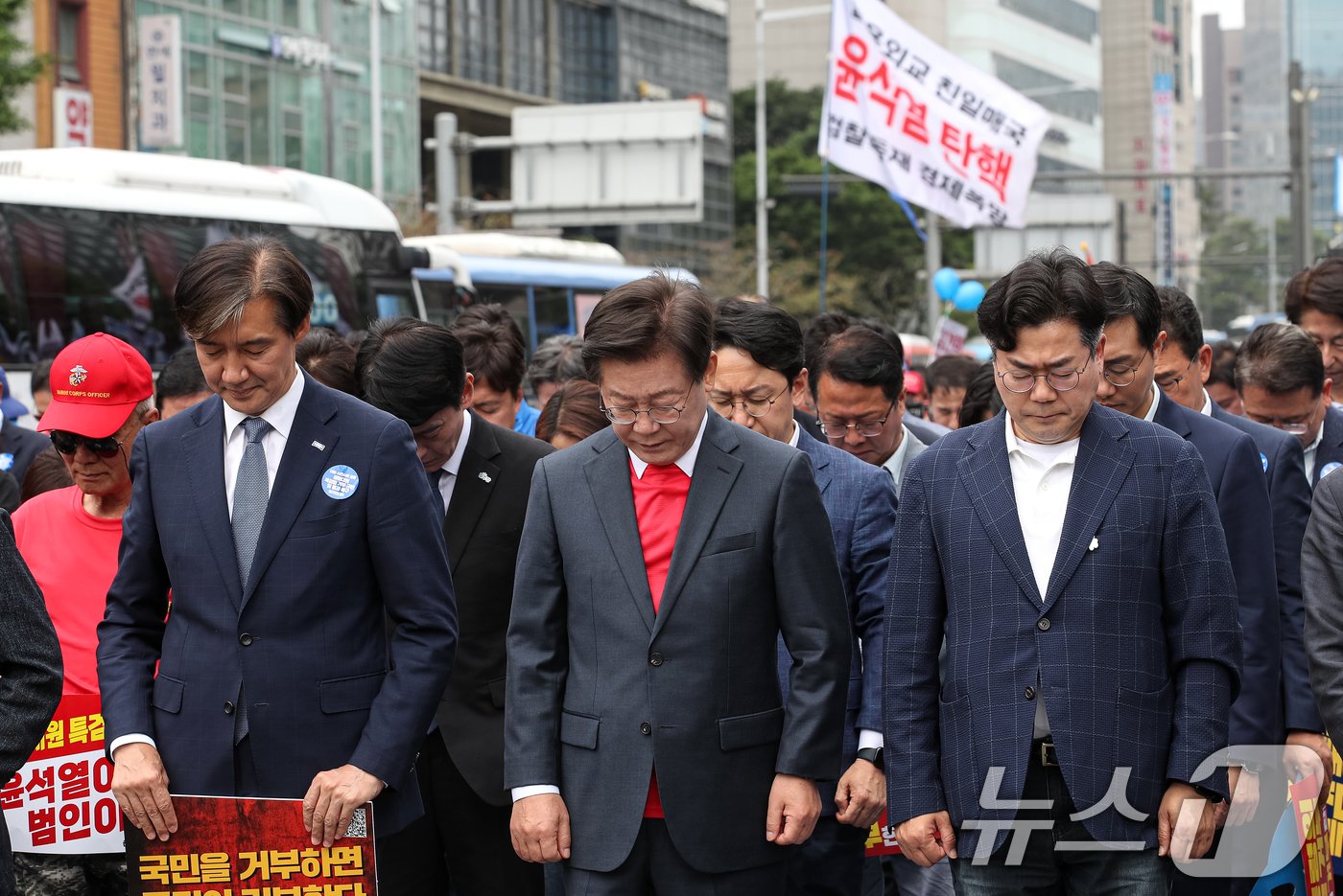 조국 조국혁신당 대표, 이재명 더불어민주당 대표, 박찬대 더불어민주당 원내대표&#40;왼쪽부터&#41;가 25일 오후 서울 중구 숭례문 인근에서 열린 범야당 및 시민사회 &#39;채상병 특검법 거부 규탄 및 통과 촉구 범국민대회&#39;에 참석해 묵념하고 있다. 2024.5.25/뉴스1 ⓒ News1 이승배 기자