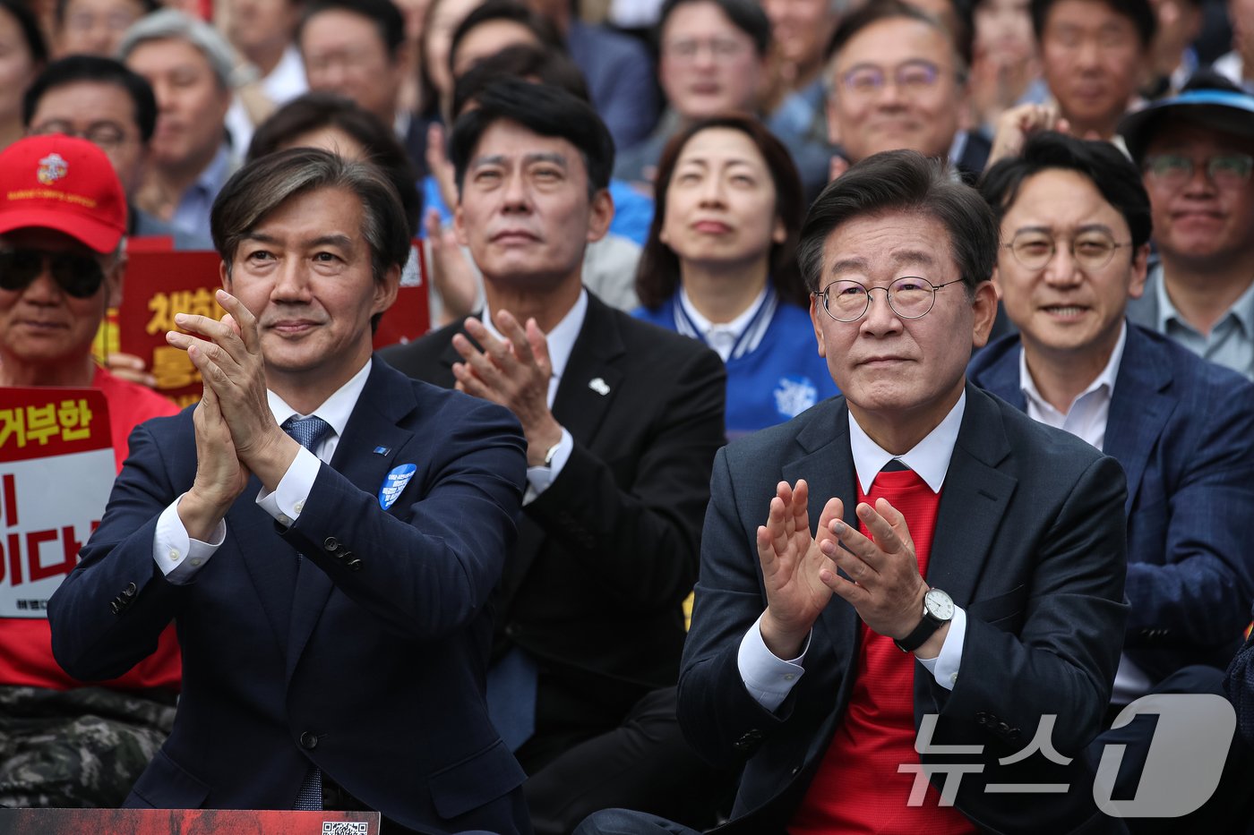 이재명 더불어민주당 대표와 조국 조국혁신당 대표가 25일 오후 서울 중구 숭례문 인근에서 열린 범야당 및 시민사회 &#39;채상병 특검법 거부 규탄 및 통과 촉구 범국민대회&#39;에 참석해 박수치고 있다. 2024.5.25/뉴스1 ⓒ News1 이승배 기자