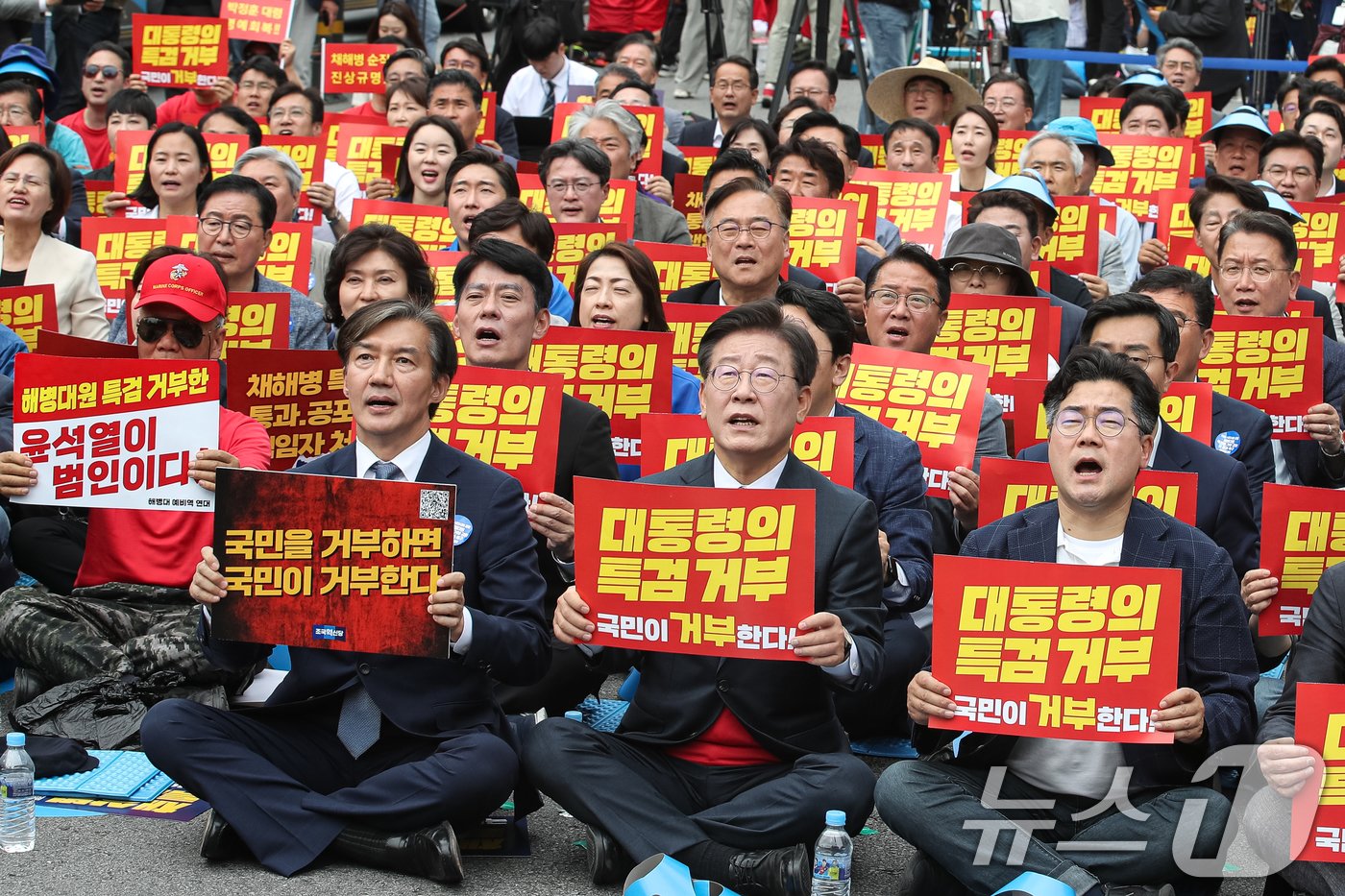 조국 조국혁신당 대표, 이재명 더불어민주당 대표, 박찬대 더불어민주당 원내대표&#40;왼쪽부터&#41;가 25일 오후 서울 중구 숭례문 인근에서 열린 범야당 및 시민사회 &#39;채상병 특검법 거부 규탄 및 통과 촉구 범국민대회&#39;에 참석해 구호를 외치고 있다. 2024.5.25/뉴스1 ⓒ News1 이승배 기자