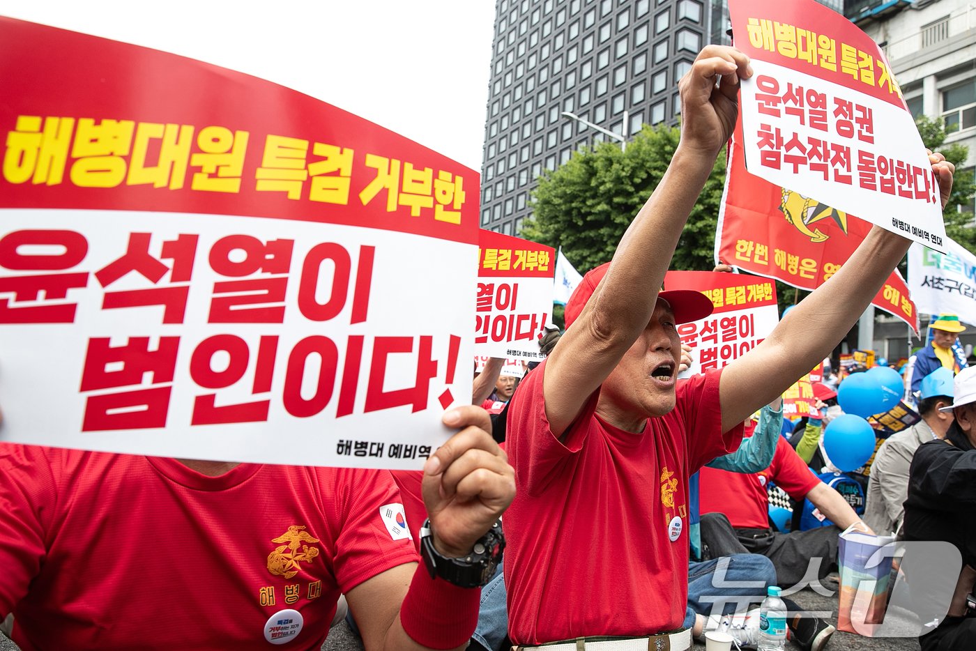 25일 오후 서울 중구 숭례문 인근에서 열린 범야당 및 시민사회 &#39;채상병 특검법 거부 규탄 및 통과 촉구 범국민대회&#39;에서 참가자들이 구호를 외치고 있다. 2024.5.25/뉴스1 ⓒ News1 이승배 기자