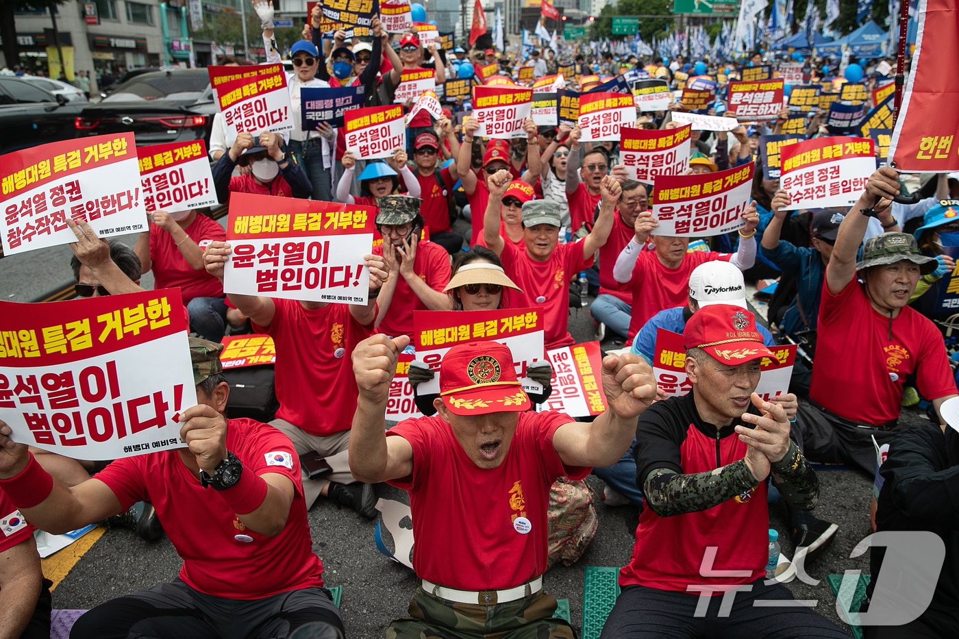 25일 오후 서울 중구 숭례문 인근에서 열린 범야당 및 시민사회 &#39;채상병 특검법 거부 규탄 및 통과 촉구 범국민대회&#39;에서 참가자들이 구호를 외치고 있다. 2024.5.25/뉴스1 ⓒ News1 이승배 기자