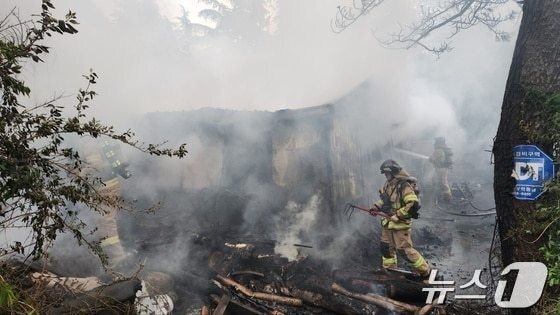 25일 오전 5시23분쯤 사하구 당리동 화재현장&#40;부산소방재난본부 제공&#41;