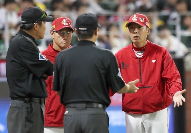 본문 이미지 - 2023년 9월21일 당시 SSG 김원형 감독이 LG 트윈스와 경기에서 8회 심판의 판정과 관련해 항의하고 있다. (SSG 구단 제공)  