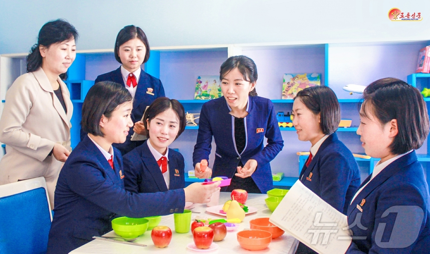 (평양 노동신문=뉴스1) = 북한 노동당 기관지 노동신문은 26일 평양교원대학이 어머니교실을 꾸려 학생들이 어머니다운 품성을 지니도록 교육·교양을 하는 한편, 가정교육수단과 방법에 …