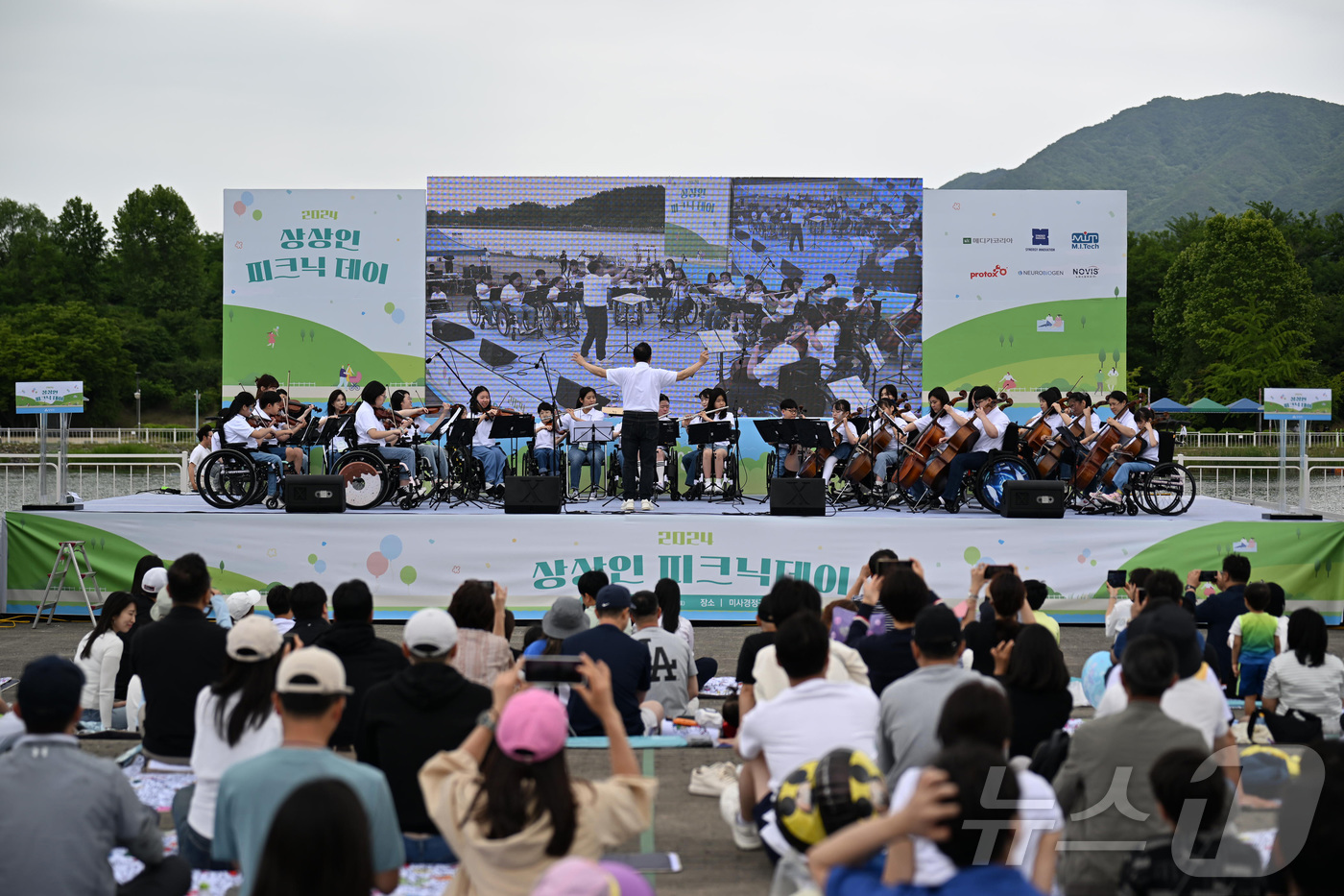 (서울=뉴스1) = 지난 25일 경기도 하남 미사경정공원에서 열린 ‘2024 상상인 피크닉데이’에서 휠체어 사용 아동 음악 재능 개발 멘토링 프로그램 ‘아카데미 상상인’에 참여한 …