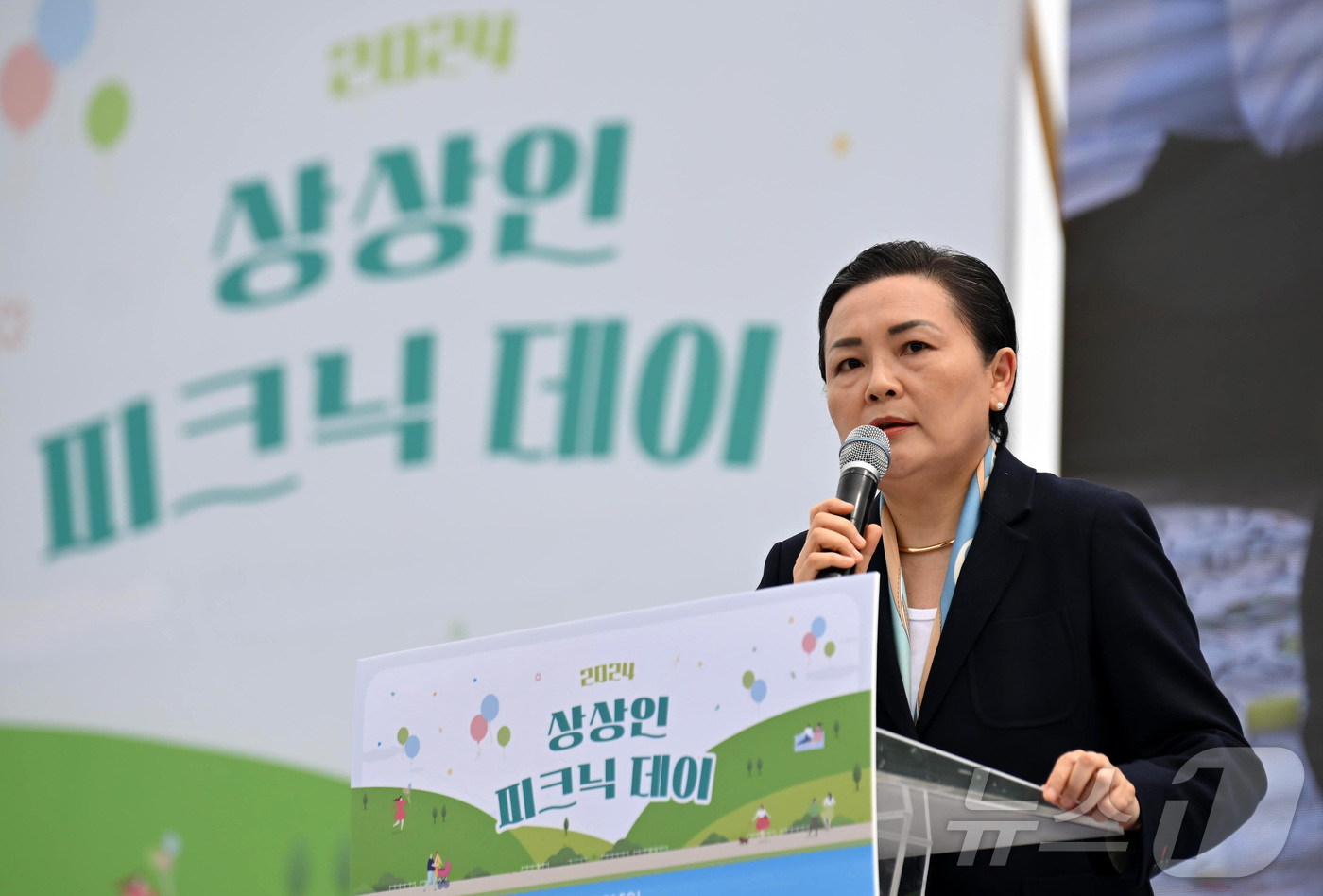 (서울=뉴스1) = 지난 25일 경기도 하남 미사경정공원에서 열린 ‘2024 상상인 피크닉데이’에서 임미정 하나를위한음악재단 이사장이 축사를 하고 있다. (상상인그룹 제공) 202 …
