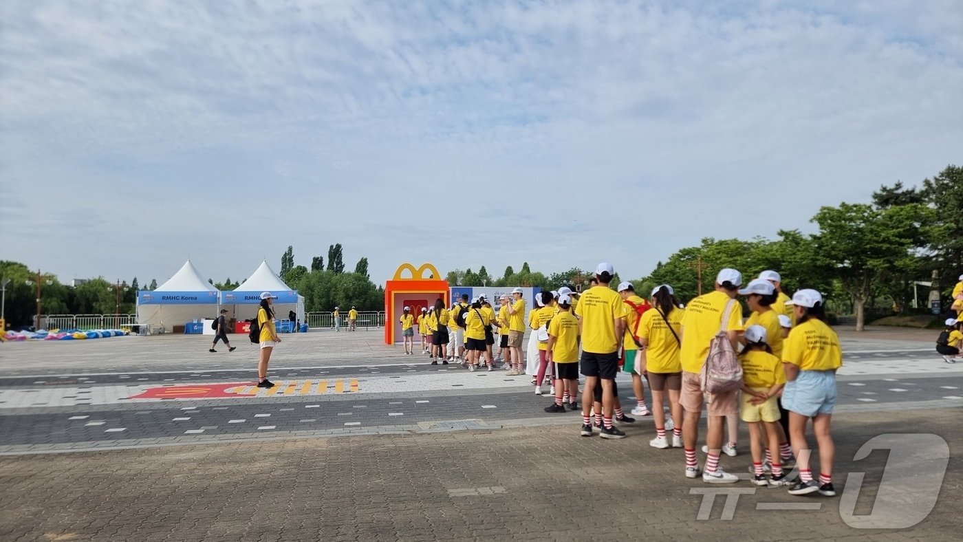 26일 서울 월드컵공원에 마련된 2024 맥도날드 패밀리 워킹 페스티벌 기념사진 촬영 공간에서 참가자들이 대기하고 있다. ⓒ News1 이형진 기자