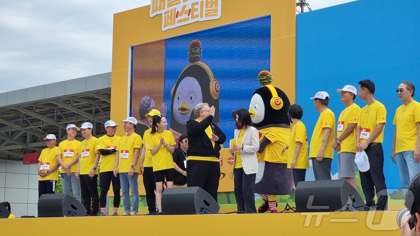 26일 서울 월드컵공원에서 열린 2024 맥도날드 패밀리 워킹 페스티벌에서 펭수가 제프리 존스 RMHC 코리아 회장과 인사를 나누고 있다. ⓒ News1 이형진 기자