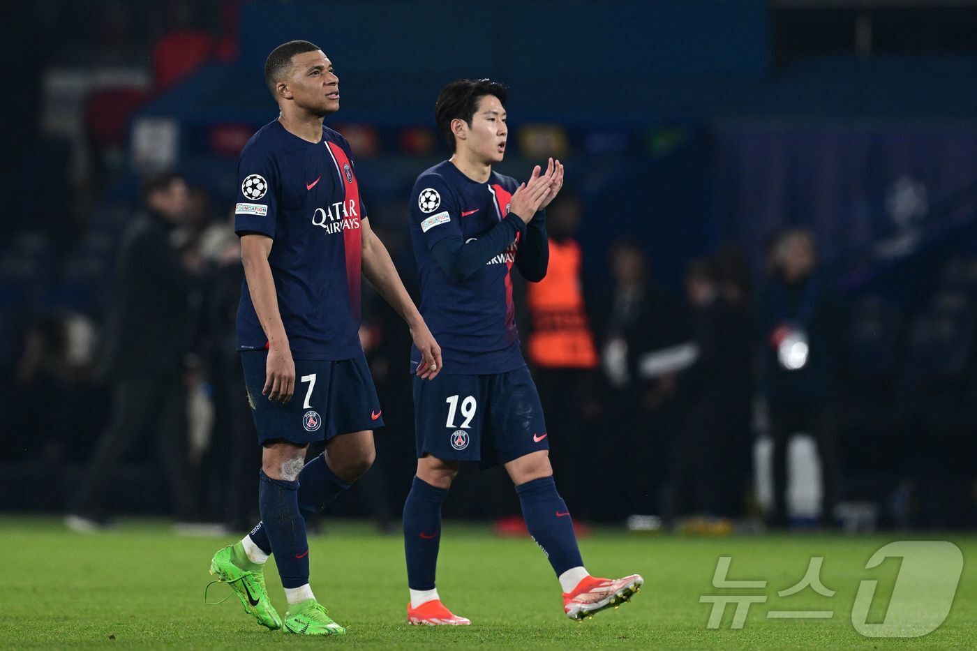 본문 이미지 - 파리 생제르맹(PSG)의 이강인과 킬리안 음바페. ⓒ AFP=뉴스1