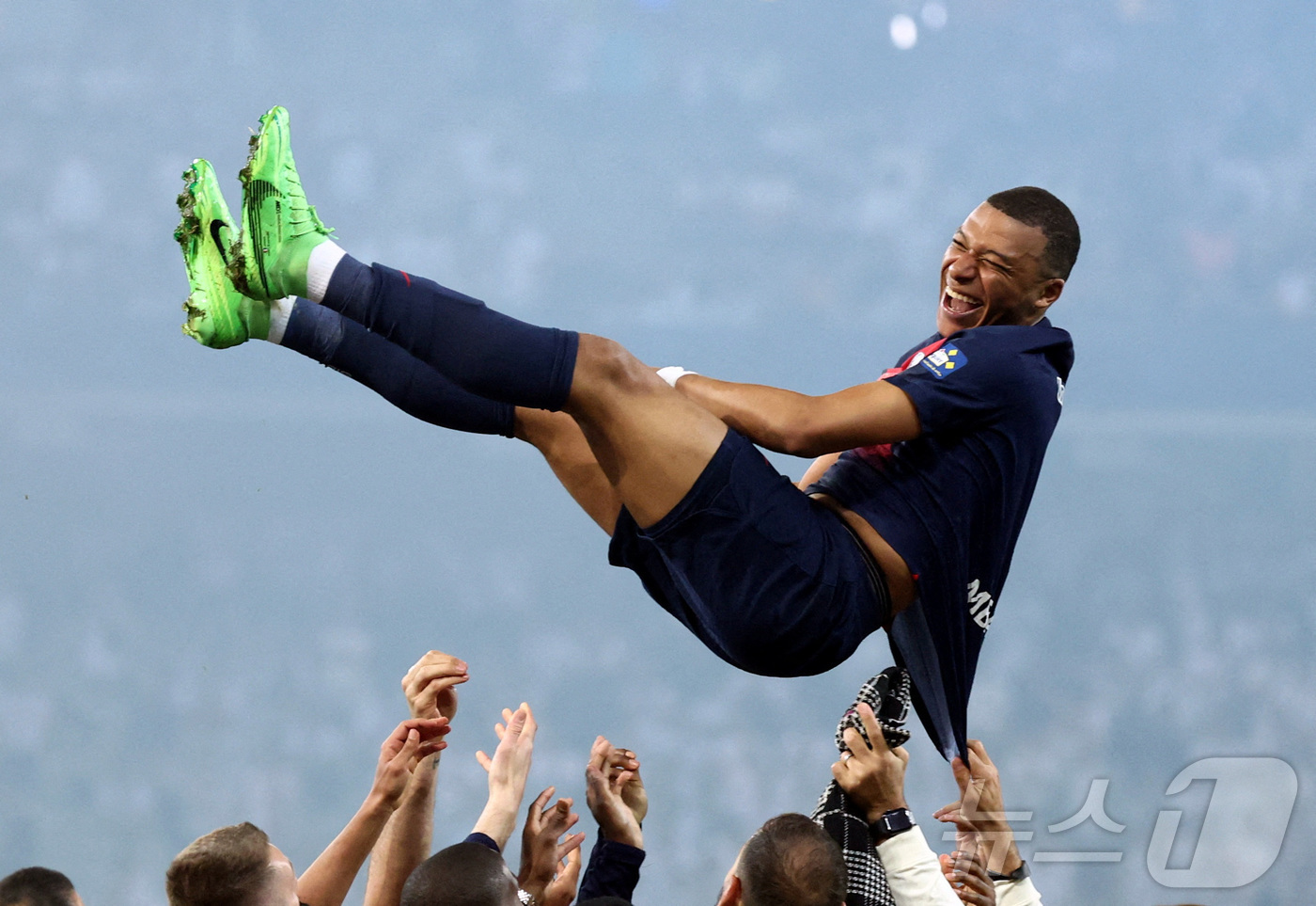 (릴 로이터=뉴스1) 우동명 기자 = 25일(현지시간) PSG 선수들이 프랑스 릴의 스타드 피에르-모루아에서 열린 프랑스 컵 결승에서 올랭피크 리옹을 꺾고 우승을 한 뒤 킬리안 음 …