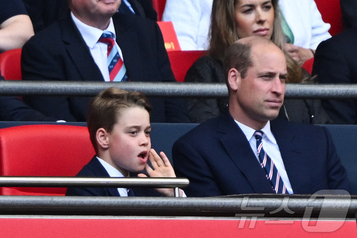 (런던 AFP=뉴스1) 우동명 기자 = 윌리엄 영국 왕세자와 조지 왕자가 25일(현지시간) 런던의 웸블리 스타디움에서 열린 FA컵 결승전 맨유와 맨시티의 경기를 관전하고 있다. 2 …