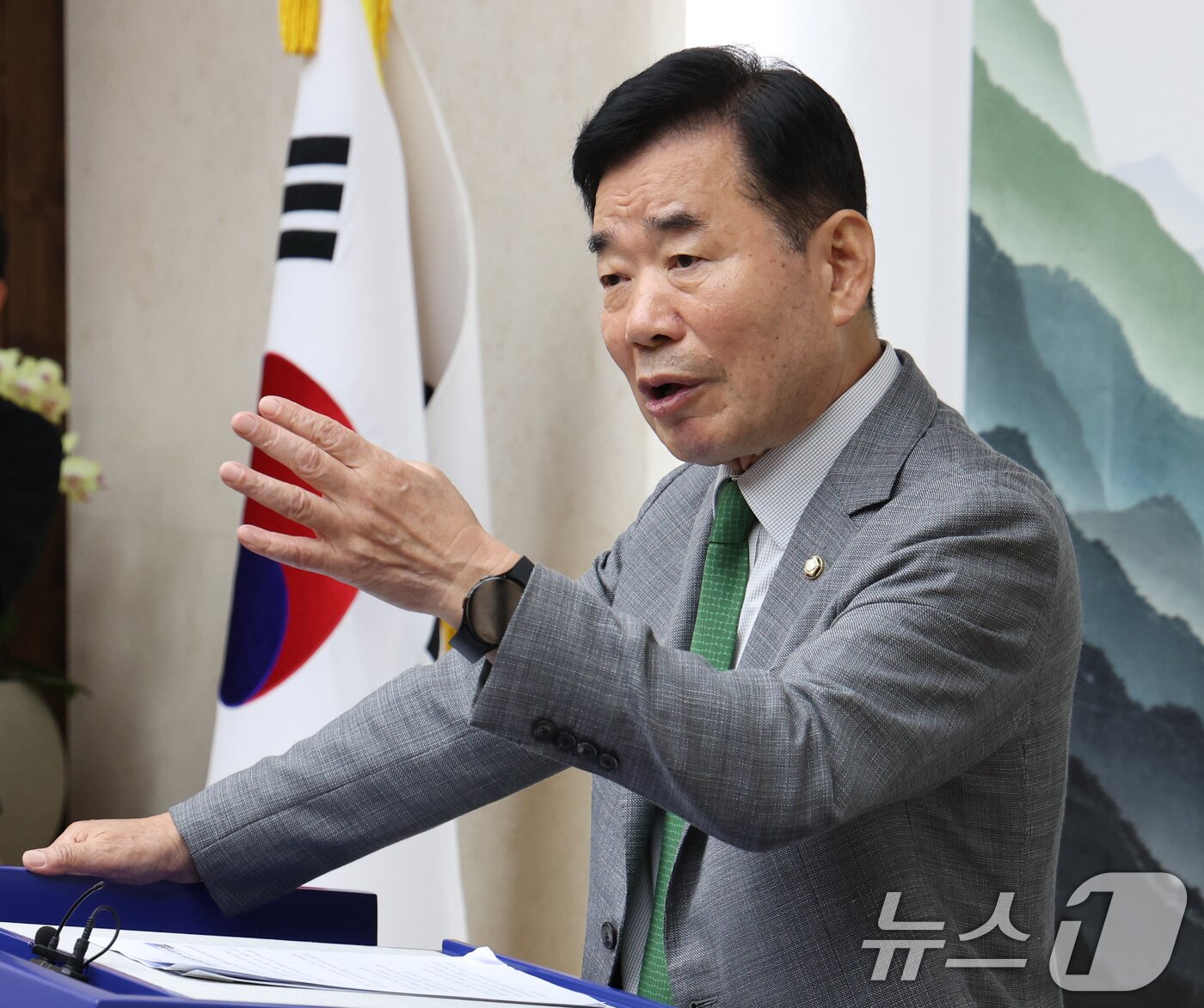 본문 이미지 - 김진표 국회의장이 26일 서울 여의도 국회에서 열린 연금개혁 관련 기자간담회에서 21대 국회 내 국민연금 개혁 처리 필요성에 대해 설명하고 있다. 2024.5.26/뉴스1 ⓒ News1 송원영 기자