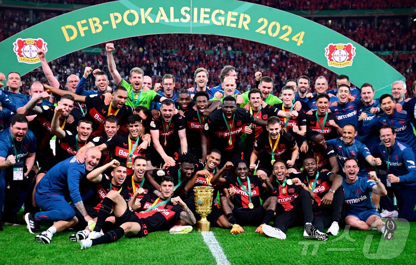 (베를린 AFP=뉴스1) 우동명 기자 = 레버쿠젠 선수들이 25일(현지시간) 독일 베를린의 올림피아 슈타디온에서 열린 독일축구협회(DFB) 포칼 결승서 카이저슬라우테른를 꺾은 뒤 …