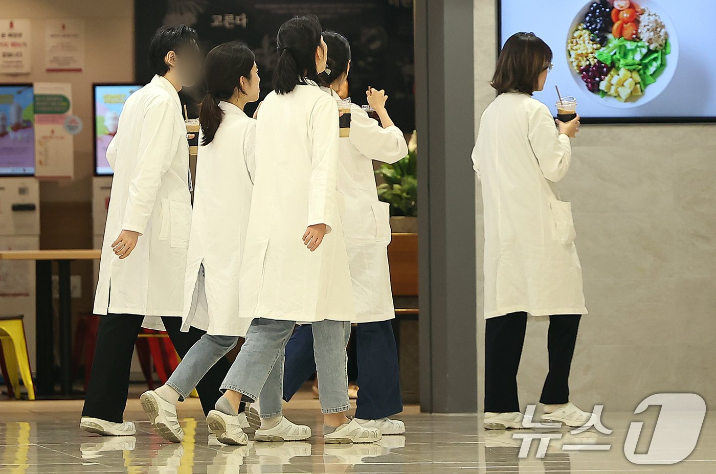 본문 이미지 - 의대 증원을 놓고 정부와 의료계의 입장이 평행선을 달리고 있는 26일 서울 시내의 한 대학병원에서 의료진이 발걸음을 옮기고 있다.2024.5.26/뉴스1 ⓒ News1 김진환 기자