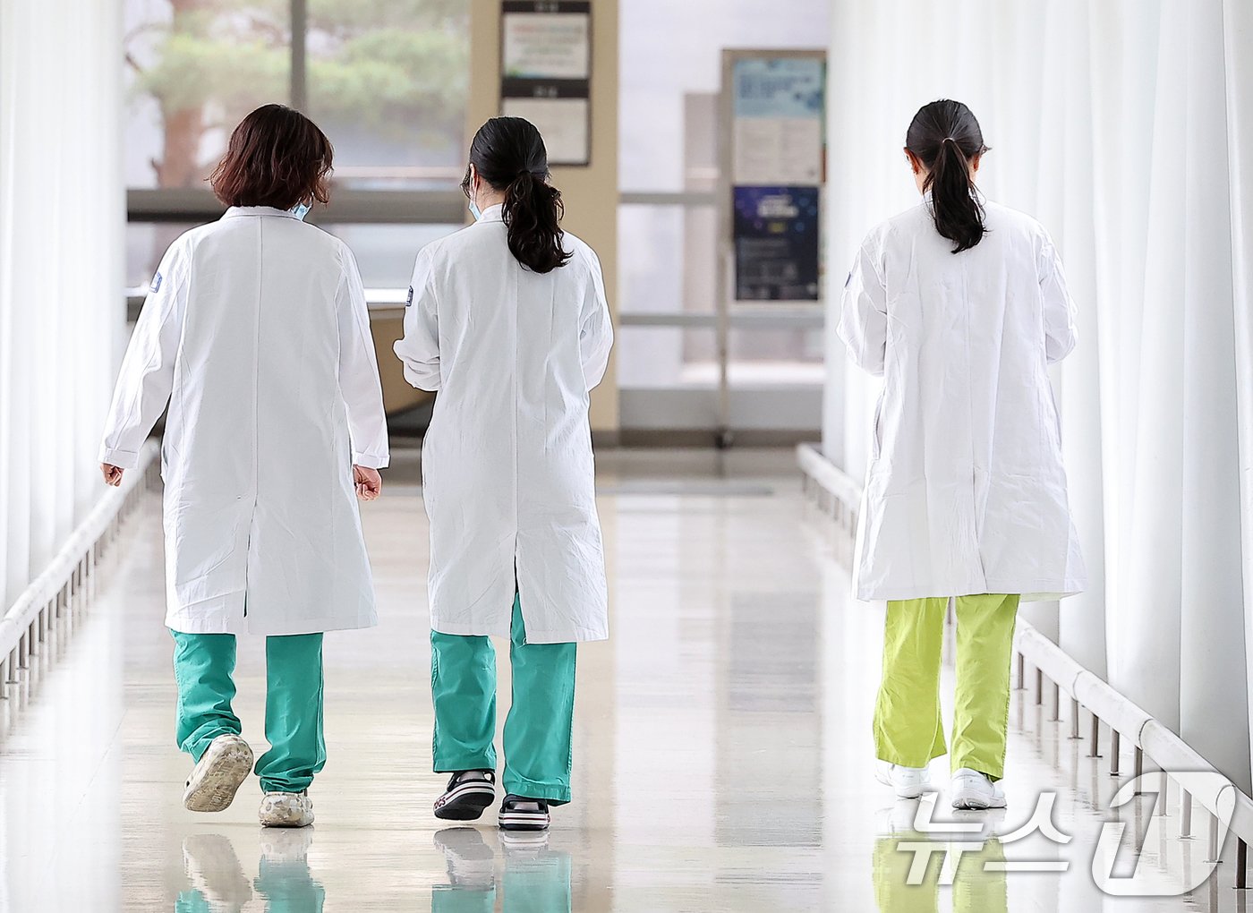 본문 이미지 - 의대 증원을 놓고 정부와 의료계의 입장이 평행선을 달리고 있는 26일 서울 시내의 한 대학병원에서 의료진이 발걸음을 옮기고 있다. 2024.5.26/뉴스1 ⓒ News1 김진환 기자