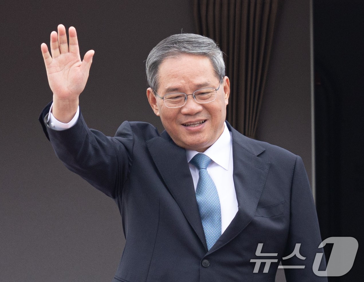 본문 이미지 - 리창 중국 국무원 총리가 26일 경기도 성남시 서울공항에 도착하고 있다.. 2024.5.26/뉴스1 ⓒ News1 이재명 기자