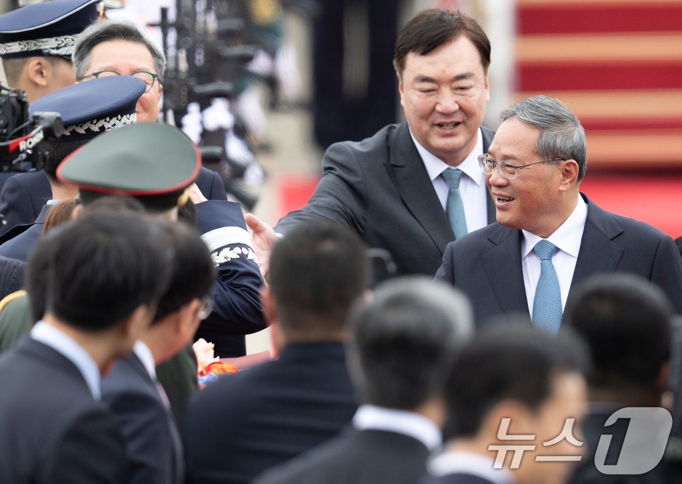 본문 이미지 - 리창 중국 국무원 총리가 26일 경기도 성남시 서울공항에 도착, 환영인사와 대화를 하고 있다.  2024.5.26/뉴스1 ⓒ News1 이재명 기자