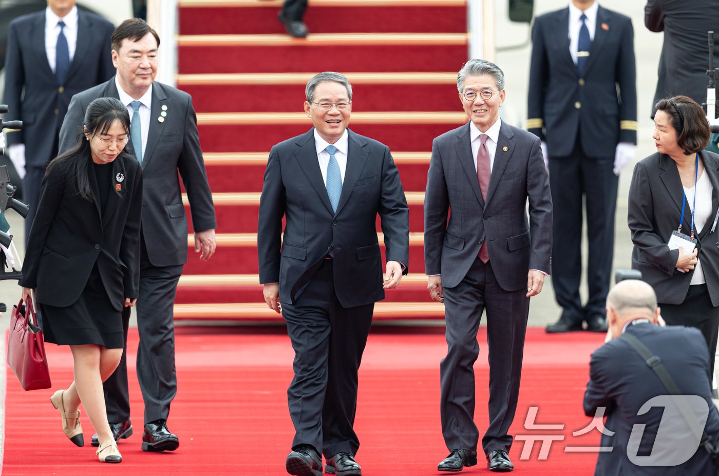 본문 이미지 - 리창 중국 국무원 총리가 26일 경기도 성남시 서울공항에 도착, 김홍균 외교부 제1차관의 안내를 받고 있다. 2024.5.26/뉴스1 ⓒ News1 이재명 기자