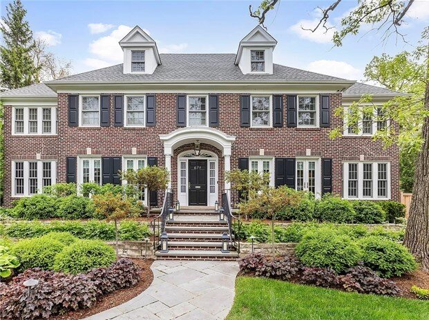 본문 이미지 - 영화 '나 홀로 집에'에서 케빈의 집으로 나왔던 주택의 낮 전경. (출처 : 질로우) 2024.05.25/