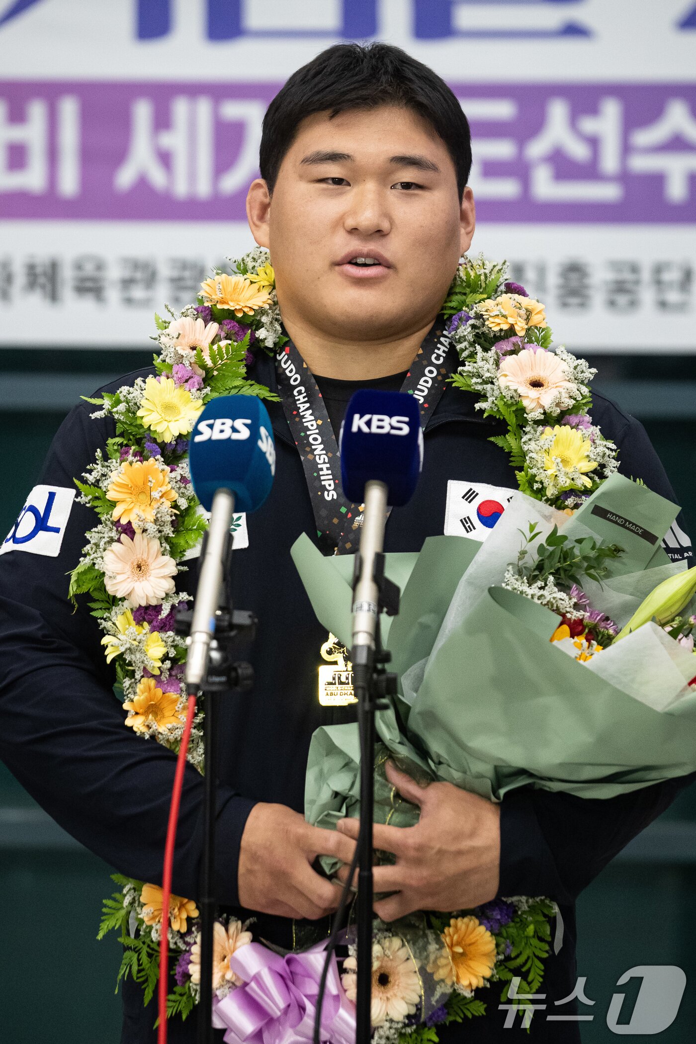 본문 이미지 - 김민종이 26일 아랍에미리트(UAE) 아부다비에서 열린 2024 국제유도연맹(IJF) 세계선수권대회를 마친 후 인천국제공항 제1여객터미널을 통해 귀국해 취재진과 인터뷰하고 있다. 유도대표팀은 이번 대회에서 개인전 금메달 2개, 동메달 3개를 획득했다. 김민종(양평군청)이 남자 100㎏ 이상급에서 39년 만에 금메달을, 여자 57㎏급에 나선 허미미(경북체육회)는 한국 여자 선수로서 29년 만에 세계선수권대회 금메달을 목에 걸었다. 이들 외에도 남자 81㎏급 이준환(용인대), 60㎏급 이하림(한국마사회), 여자 78㎏ 이상급 김하윤(안산시청)이 각각 동메달을 따냈다. 2024.5.26/뉴스1 ⓒ News1 유승관 기자