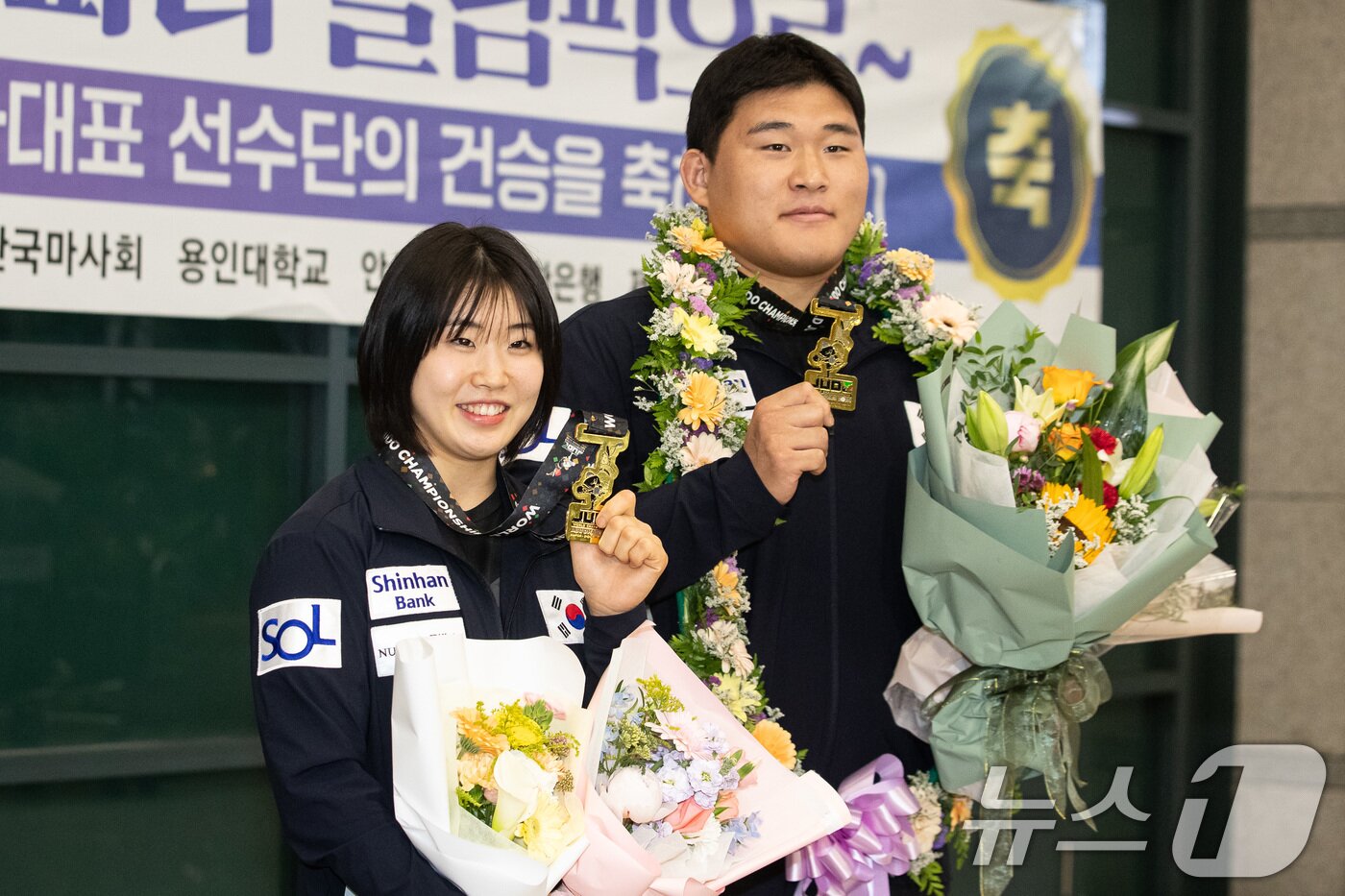 본문 이미지 - 허미미(왼쪽), 김민종이 26일 아랍에미리트(UAE) 아부다비에서 열린 2024 국제유도연맹(IJF) 세계선수권대회를 마친 후 인천국제공항 제1여객터미널을 통해 귀국해 금메달을 들어보이고 있다. 유도대표팀은 이번 대회에서 개인전 금메달 2개, 동메달 3개를 획득했다. 김민종(양평군청)이 남자 100㎏ 이상급에서 39년 만에 금메달을, 여자 57㎏급에 나선 허미미(경북체육회)는 한국 여자 선수로서 29년 만에 세계선수권대회 금메달을 목에 걸었다. 이들 외에도 남자 81㎏급 이준환(용인대), 60㎏급 이하림(한국마사회), 여자 78㎏ 이상급 김하윤(안산시청)이 각각 동메달을 따냈다. 2024.5.26/뉴스1 ⓒ News1 유승관 기자
