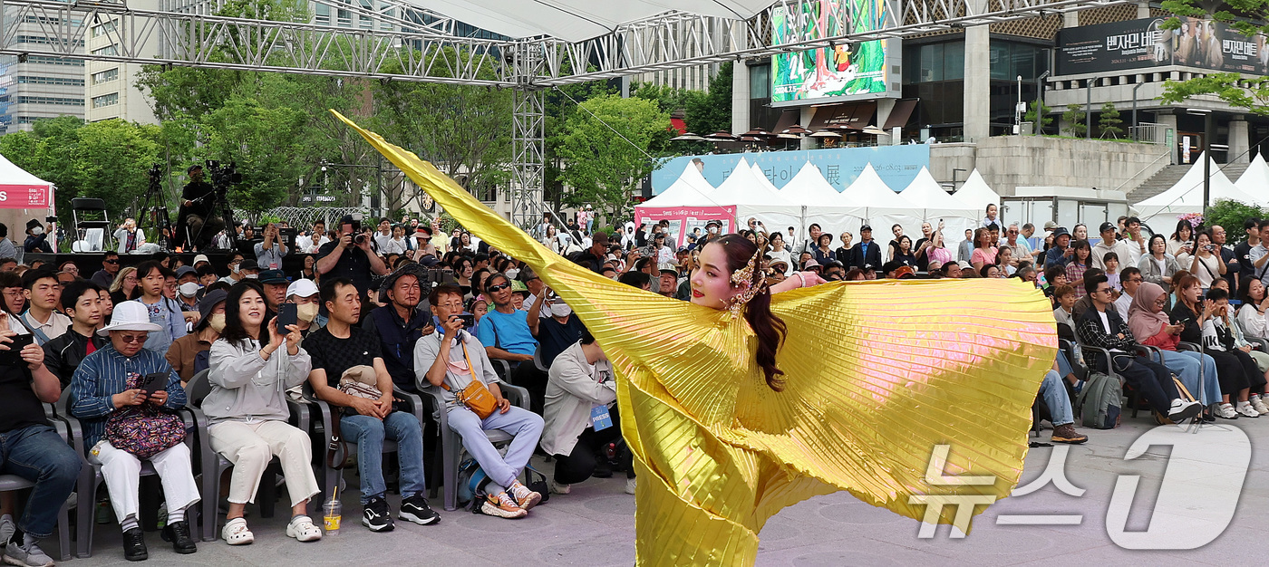 (서울=뉴스1) 박지혜 기자 = 26일 오후 서울 광화문광장에서 열린 '2024 서울세계도시문화축제'에서 태국의 문화공연이 펼쳐지고 있다.'문화로 동행하는 세계와 서울'을 주제로 …