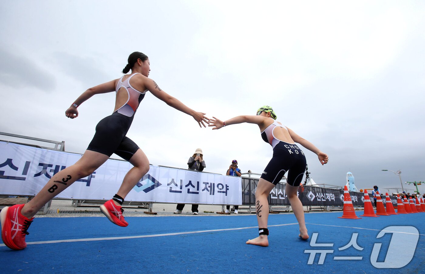 본문 이미지 - 26일 오전 전북 무안군 톱머리해수욕장에서 열린 제53회 전국소년체육대회 철인3종경기대회에서 여자부 우승을 차지한 충남팀 두번째 주자 황영은 선수&#40;왼쪽&#41;가 마지막 주자 최정원 선수에게 터치를 하고 있다. &#40;대한철인3종협회 제공&#41; 2024.5.26/뉴스1