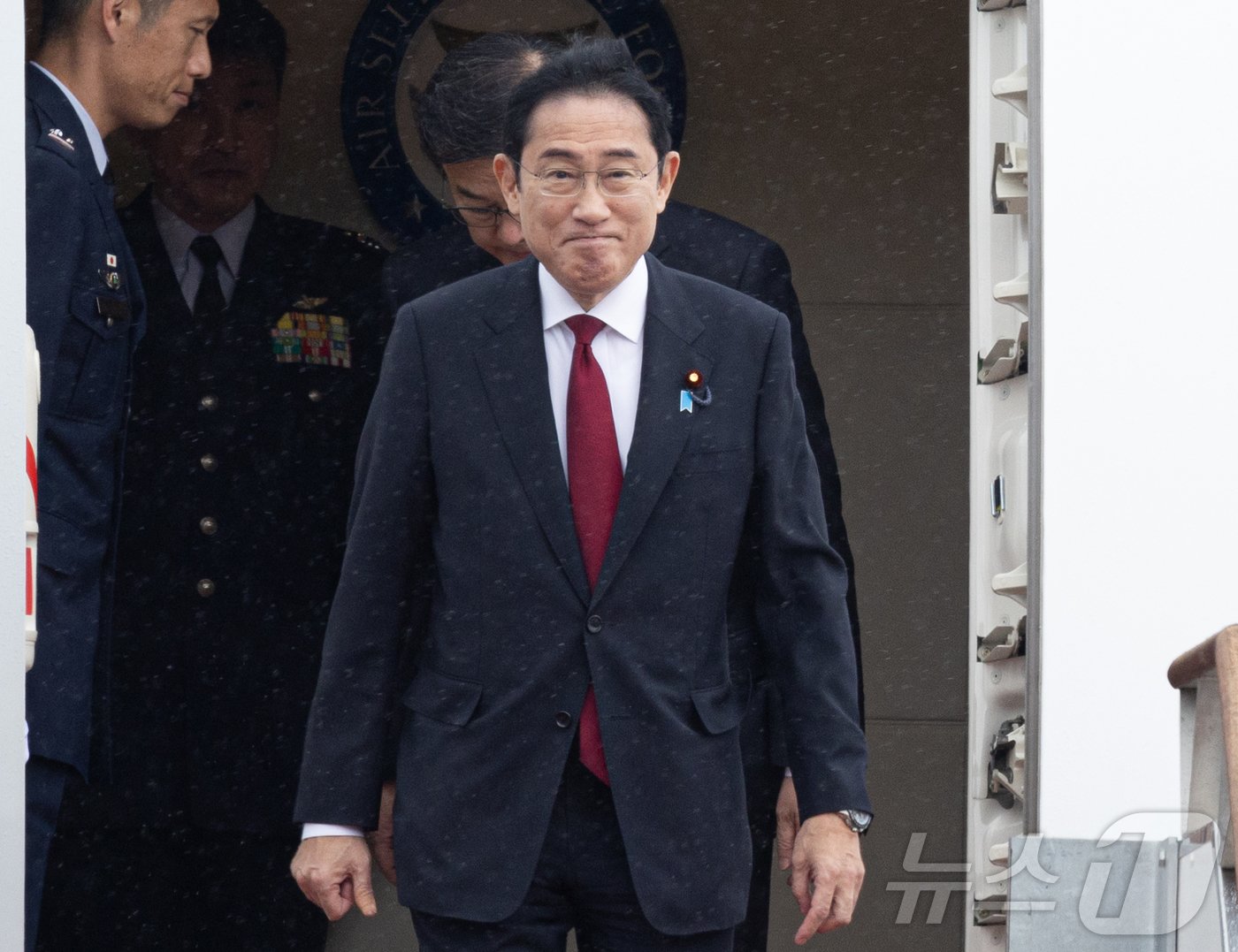 본문 이미지 - 기시다 후미오(岸田文雄) 일본 총리가 26일 경기도 성남시 서울공항에 도착하고 있다. 2024.5.26/뉴스1 ⓒ News1 이재명 기자