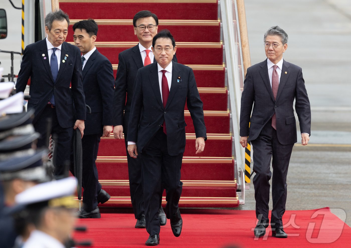 본문 이미지 - 기시다 후미오(岸田文雄) 일본 총리가 26일 경기도 성남시 서울공항에 도착하고 있다. 2024.5.26/뉴스1 ⓒ News1 이재명 기자