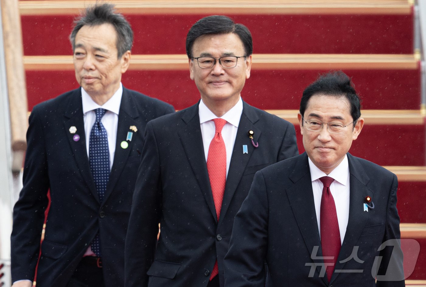본문 이미지 - 기시다 후미오(岸田文雄) 일본 총리(오른쪽 첫 번째)가 26일 경기도 성남시 서울공항에 도착하고 있다. 2024.5.26/뉴스1 ⓒ News1 이재명 기자