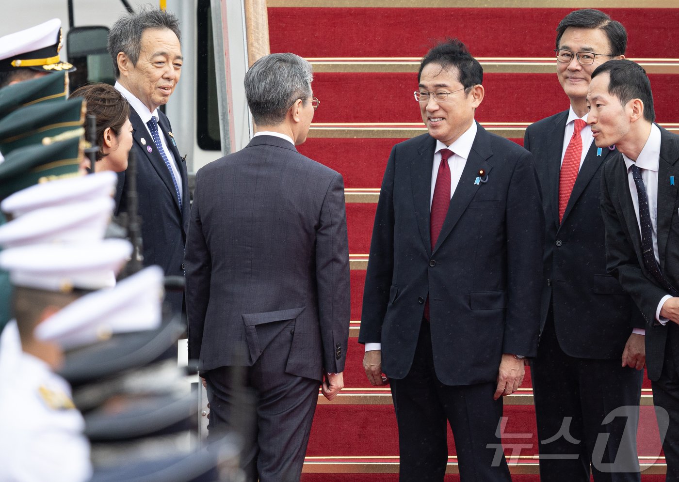 기시다 후미오&#40;岸田文雄&#41; 일본 총리가 26일 경기도 성남시 서울공항에 도착, 김홍균 외교부 제1차관과 대화를 하고 있다.  2024.5.26/뉴스1 ⓒ News1 이재명 기자