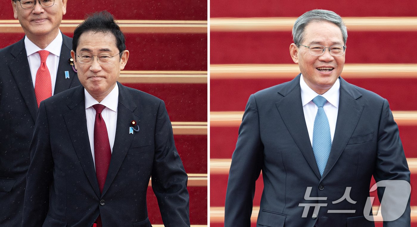 본문 이미지 - 기시다 후미오&#40;岸田文雄&#41; 일본 총리&#40;왼쪽&#41;와 리창 중국 국무원 총리가 26일 한일중 정상회의 참석차 경기도 성남시 서울공항에 도착하고 있다. 2024.5.26/뉴스1 ⓒ News1 이재명 기자