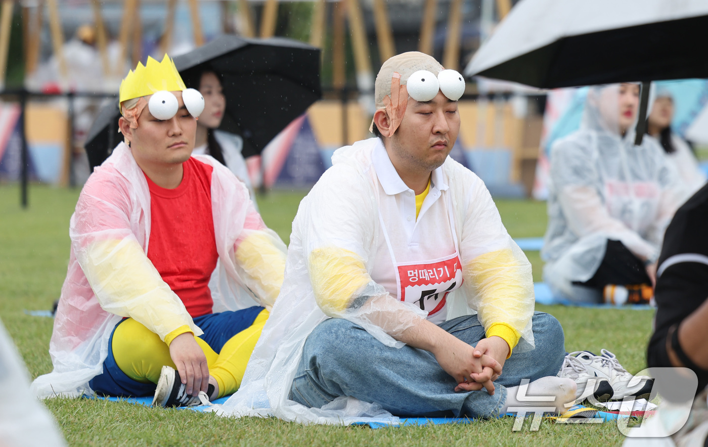 (서울=뉴스1) 박지혜 기자 = 26일 오후 서울 광화문광장에서 열린 2024 국제 멍때리기 대회에서 참가자들이 멍을 때리고 있다. 2024.5.26/뉴스1