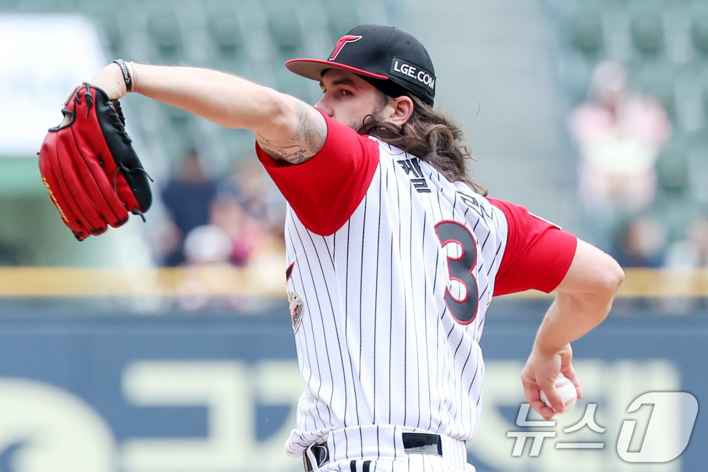 본문 이미지 - 26일 오후 서울 송파구 잠실야구장에서 열린 프로야구 '2024 신한 SOL Bank KBO리그' NC 다이노스와 LG 트윈스의 경기에서 1회초 LG 선발 켈리가 역투하고 있다. 2024.5.26/뉴스1 ⓒ News1 민경석 기자