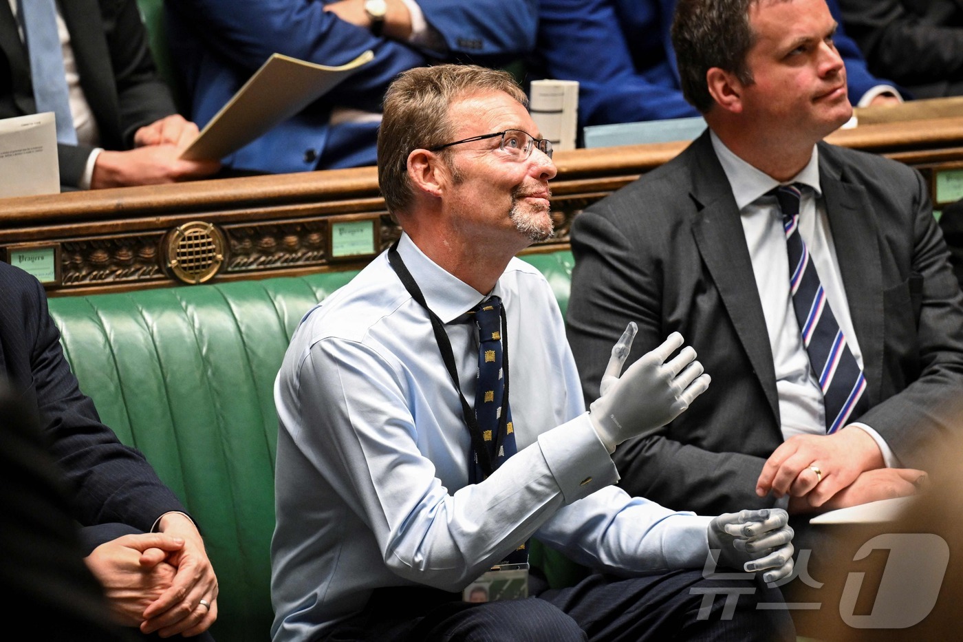 (런던 AFP=뉴스1) 강민경 기자 = 영국 집권 보수당의 크레이그 매킨레이 의원이 사지절단 수술을 받은 뒤 22일(현지시간) 의회에 복귀했다. 2024.5.22ⓒ AFP=뉴스1
